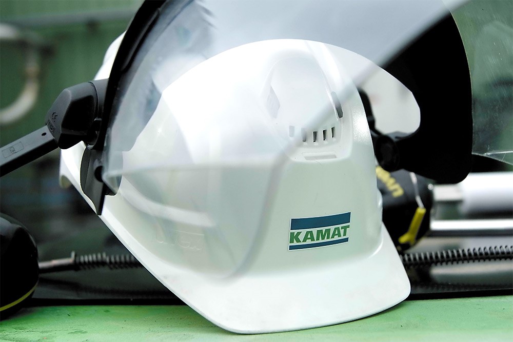 preparing for working with jetting tools, a white helmet with KAMAT branding