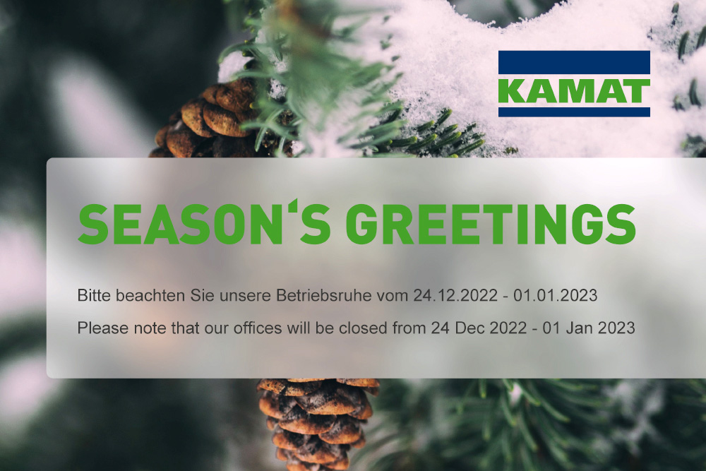 KAMAT's Digitale Weihnachtsgruesse 2022 mit Angaben zu Betriebsruhezeiten während der Feiertage. ZU sehen ist ein Foto mit Tannenzweigen und einem transparenten Textfeld mit der Überschrift Season's Greetings.