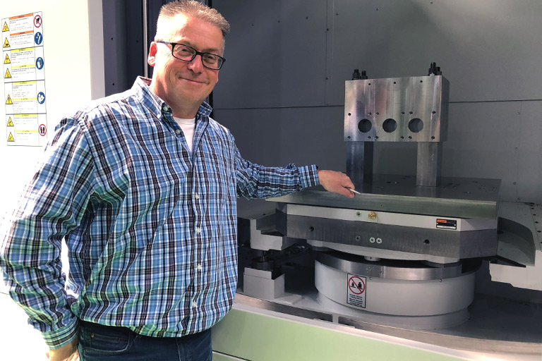Plant manager Frank Lukaschik proudly presents the new investment: A high-precision manufacturing system made by Hüller Hille, type NBH 800, is now increasing the manufacturing capacities in plant II.