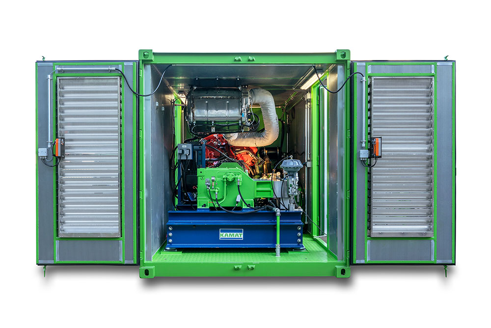 Ein grüner Container mit einem Pumpenunit, hier hintere Tür geöffnet, man kann das Innenleben sehen, die grüne Pumpe und ein Dieselmotor, Ventile, etc.