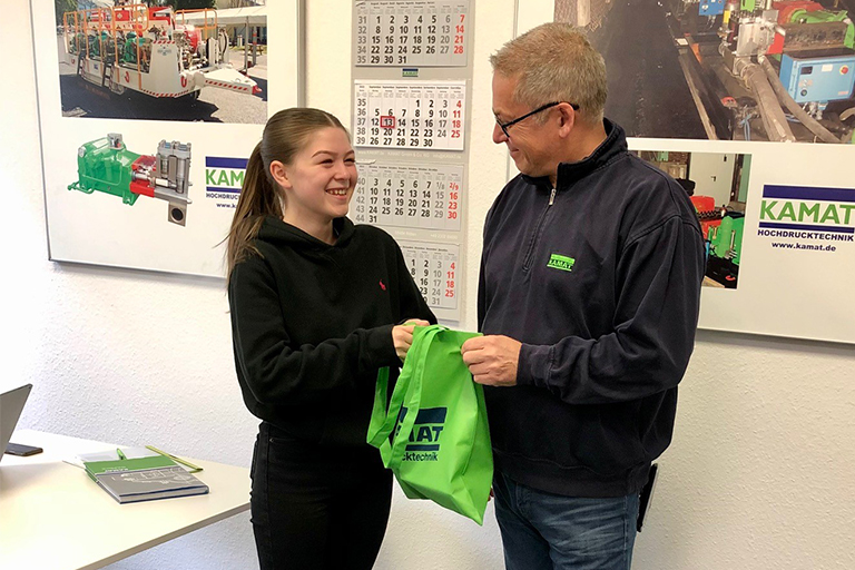 Pcture of the Plant manager Frank Lukaschik welcomes Carolin W. to KAMAT