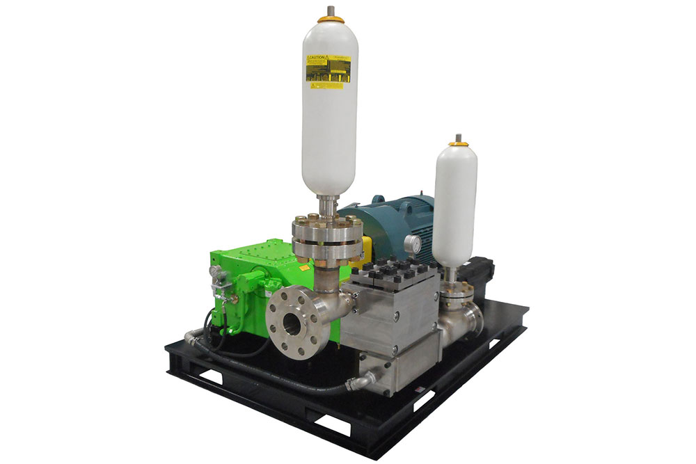 KAMAT partner Giant Industries, a product picture, on which one can see a green KAMAT plunger pump based on a frame for a high-pressure unit