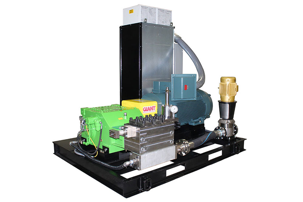 KAMAT USA partner Giant Industries product picture, one can see a green KAMAT plunger pump on a black frame for a high-pressure unit