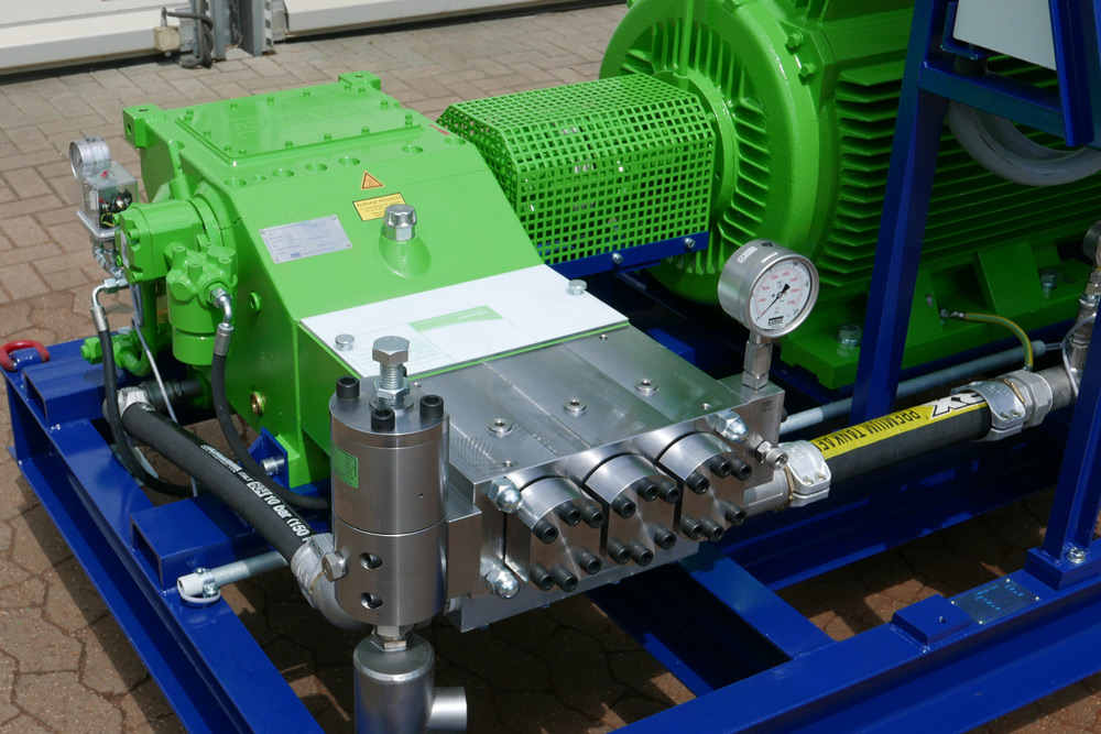 Electric Pump unit with a green pump and motor on a blue KAMAT base frame
