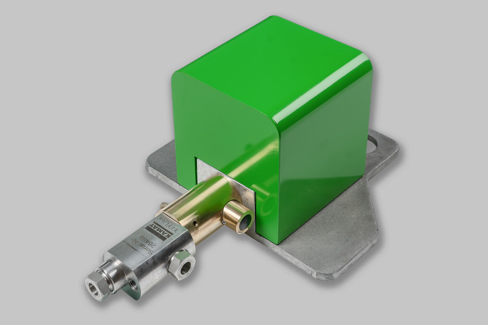 This picture is showing the green KAMAT high-pressure foot valve with the connections. Printed on top of the connections ist the Serial.Nr., the KAMAT Logo and the max. of 3000 bar